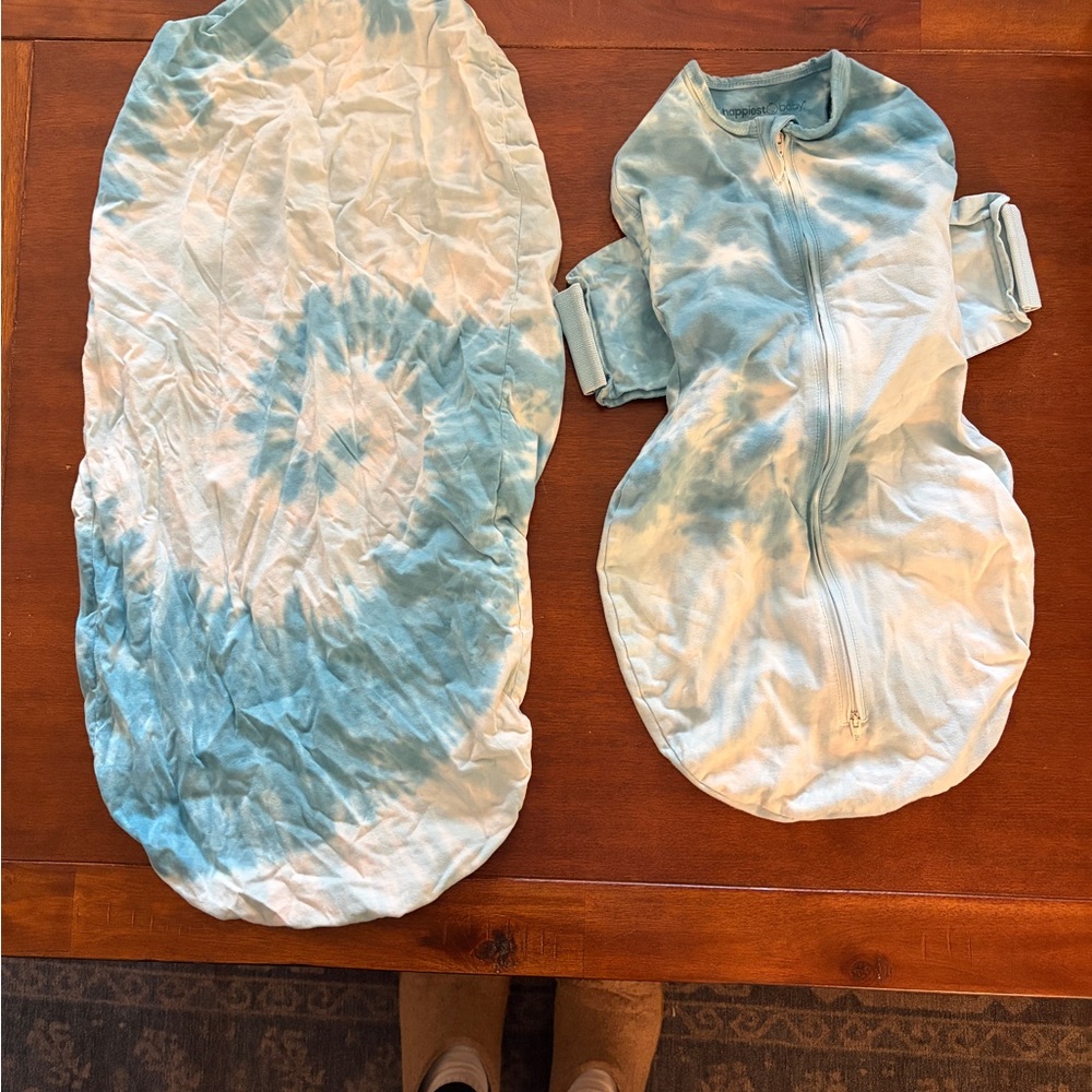 Snoo fitted bassinet sheet and swaddle  (m) like new